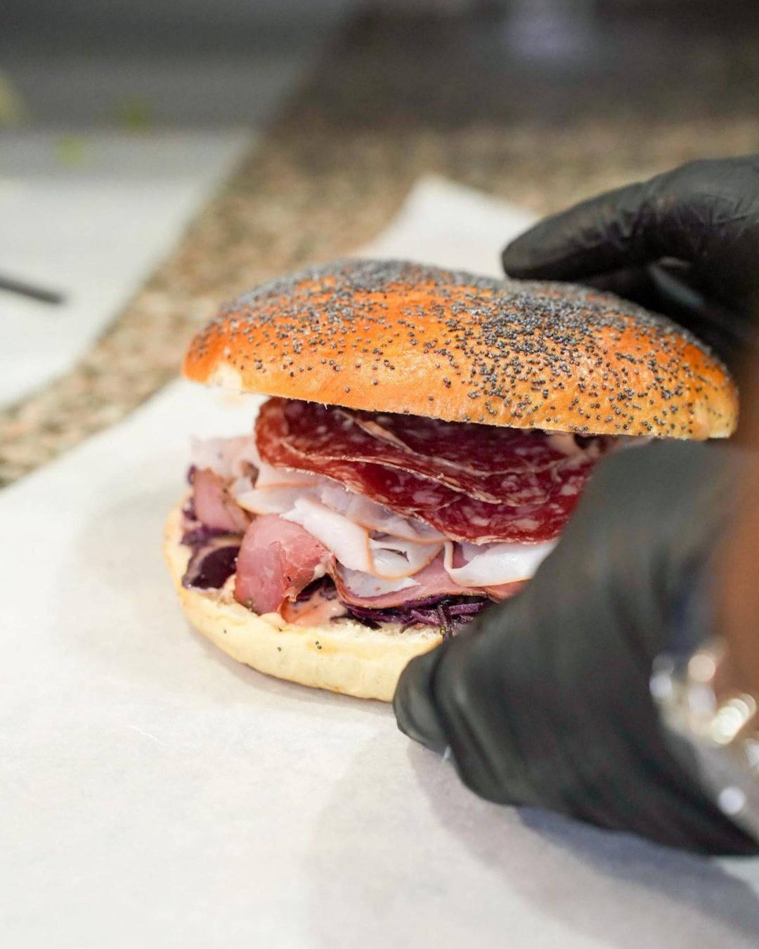 Le Av — pain sésame, dinde fumée, pickles de bœuf New Yorkais, rosette